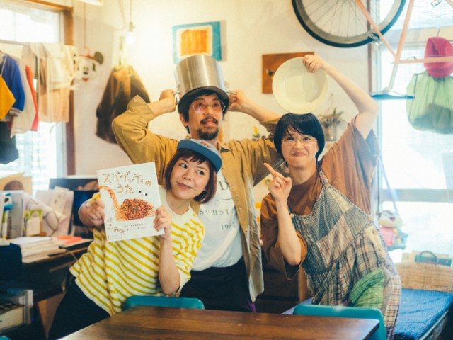 （写真左から）DJみそしるとMCごはんさん、「はらぺこめがね」の原田しんやさん、関かおりさん