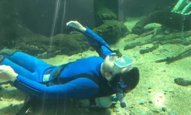 「ボンッ」と息を吐いて…