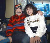 東京・銀座で営んだ「Ｐａｂｕ蛾次ママ」の店内で妻・和子さん（右）の肩を抱く佐藤蛾次郎さん（２０１３年撮影）