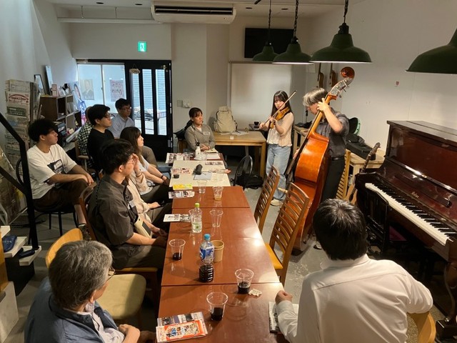 奉還町ユースセンターを訪れ、音楽部の若者の演奏を聴く参加者ら＝７月、岡山市北区