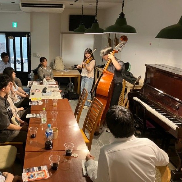 奉還町ユースセンターを訪れ、音楽部の若者の演奏を聴く参加者ら＝７月、岡山市北区