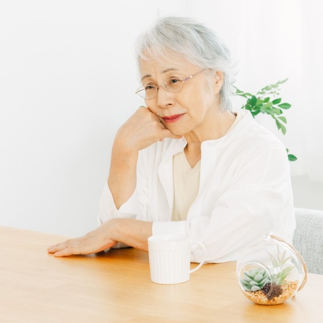 最近塞ぎ込んでしまっている母　※画像はイメージです（FineGraphics/photoAC）