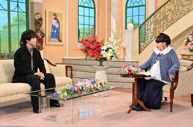 黒柳徹子さん（右）とトークを繰り広げる赤楚衛二さん