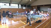 パラリンピアンが小学校に！車いす卓球の岡選手が地元の子どもたちと交流　岡山市