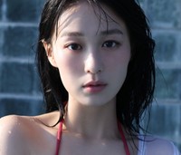 髙野真央1st写真集（©佐藤裕之／講談社）