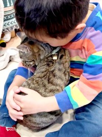 お兄ちゃんに抱っこされるzozoくん（画像提供：zozoさん）