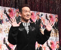 最新シングル曲お披露目会見で手を振る田原俊彦＝2025年6月22日