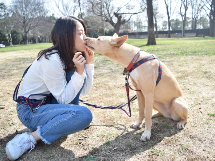 桑原みずきさんと愛犬の友美