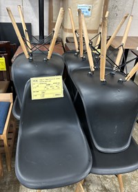 イームズチェア風の椅子も発見（山口照美さん）