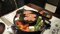 焼鍋肉はこちら…肉汁が鍋に落ちて旨味アップだそうです