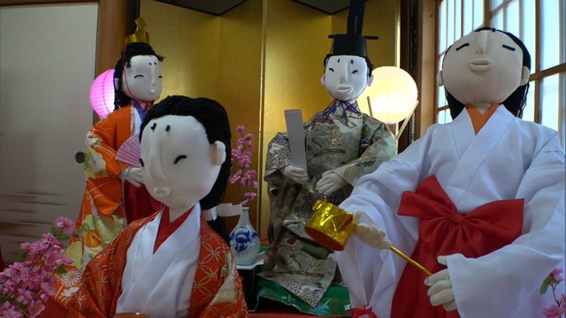 お寺で「かかし」のひな祭り　旧暦のひな祭りに合わせ20体飾る　岡山・新見市