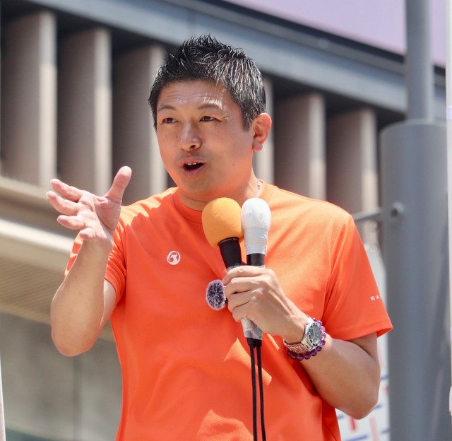 大阪市内で演説する参政党の神谷宗幣代表