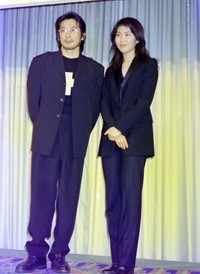 真田広之と松たか子＝1998年