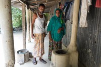 家庭での大気汚染の健康被害を減らすため、煙を逃がすパイプをつけた改良型の調理コンロを普及させる取り組みも広がる=2024年5月4日、バングラデシュ北部マイメンシン郊外、荒ちひろ撮影