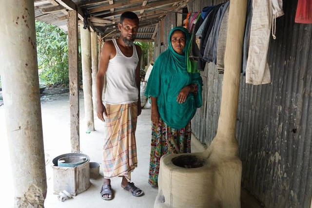 家庭での大気汚染の健康被害を減らすため、煙を逃がすパイプをつけた改良型の調理コンロを普及させる取り組みも広がる=2024年5月4日、バングラデシュ北部マイメンシン郊外、荒ちひろ撮影