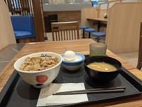 中に入ると、いつもの「松屋」でした！（鹿取茂雄さん提供）
