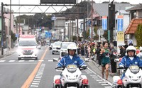 2025年1月4日、復路7区でランナーを先導する先行車両