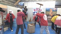 新庄村特産のもち米を使った「ひめのもち」の実演販売　岡山市