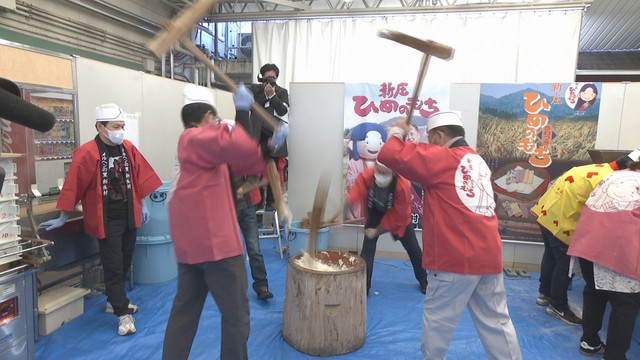 新庄村特産のもち米を使った「ひめのもち」の実演販売　岡山市