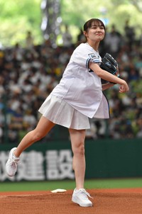 始球式を務める細川愛倫＝ベルーナドーム