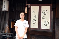 店と建物を守りながら、ここ祇園で続けていきたいと語る井上さん
