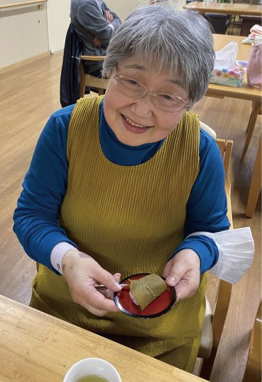 できあがった桜餅に笑顔を見せるメンバーさん