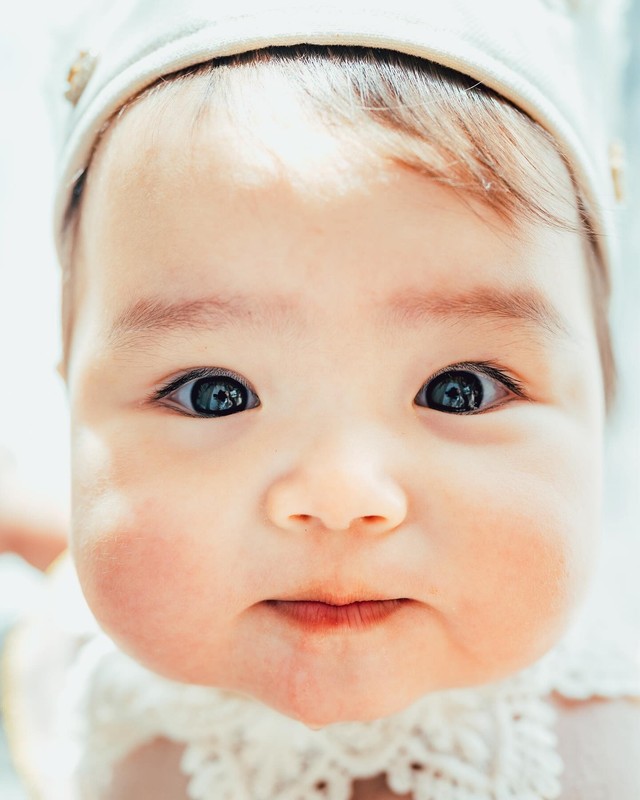 ほっぺたがたまらない…！1歳のゆなちゃん♡（提供：＠__ynsn.0402さん）