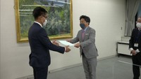 文書を中国銀行に渡す岡山県市長会の会長、片岡聡一・総社市長