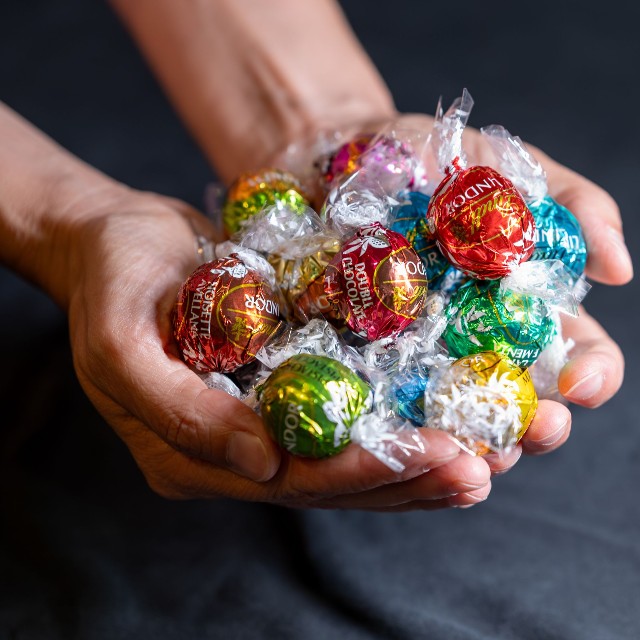 店舗前では、1粒100円ほどのチョコを試食で提供している　※画像はイメージです（Massimo Parisi/stock.adobe.com）