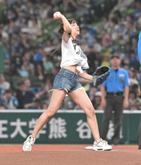 始球式を務めた宮内桃子＝ベルーナドーム