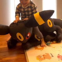 突然家に届いた等身大のブラッキーと、興味津々で近づく3歳の息子／まなみさん（@met_manami）提供