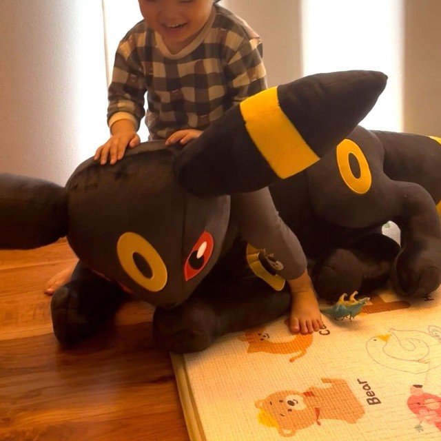 突然家に届いた等身大のブラッキーと、興味津々で近づく3歳の息子／まなみさん（@met_manami）提供