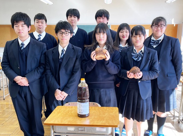 生徒たちはソース作りで友情と絆を深めました