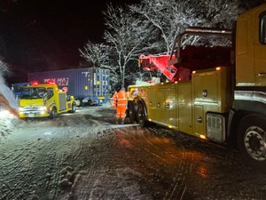 仙台・青葉区作並の国道４８号　通行止め解除　トレーラーがスリップし約４時間通行止め