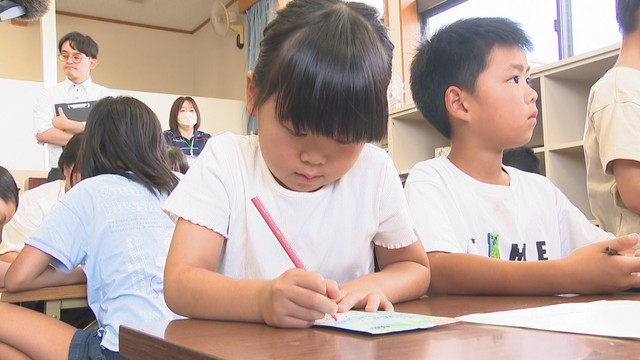 応援メッセージを書く児童 大内小学校(東かがわ市西村)