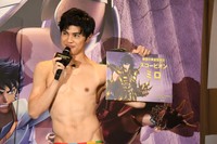 「聖闘士星矢：Knights of the Zodiac バトル・サンクチュアリ」のイベントに参加した小島よしお＝都内