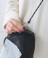 スリーコインズの「トラベルトイレットペーパーケース」（パル提供）