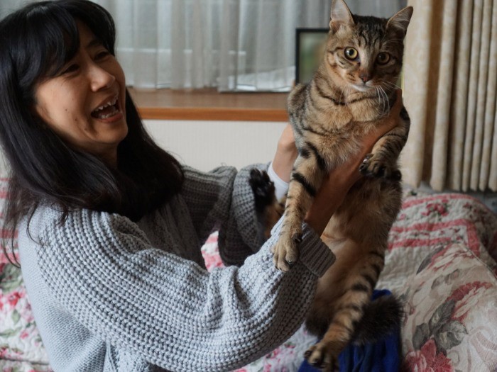 珍しく人見知りをしたしろをあやす永井さん