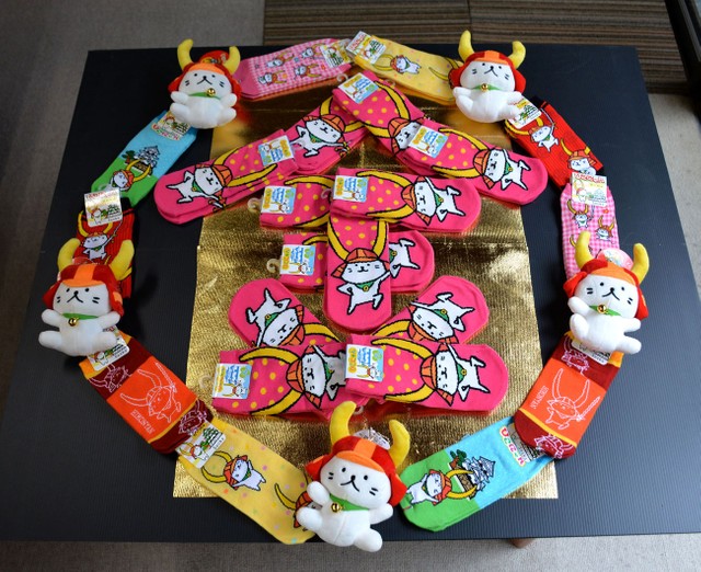 山口青旭堂の社内には靴下とぬいぐるみで「金」の字をかたどったディスプレイもあった（京都市中京区）
