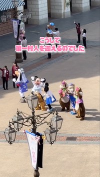 グリーティングの後、入園してくるゲストを迎えるキャラクターたち。夢の国の朝が再び動き出す／ゆっきーさん（@yuki.m.h）提供