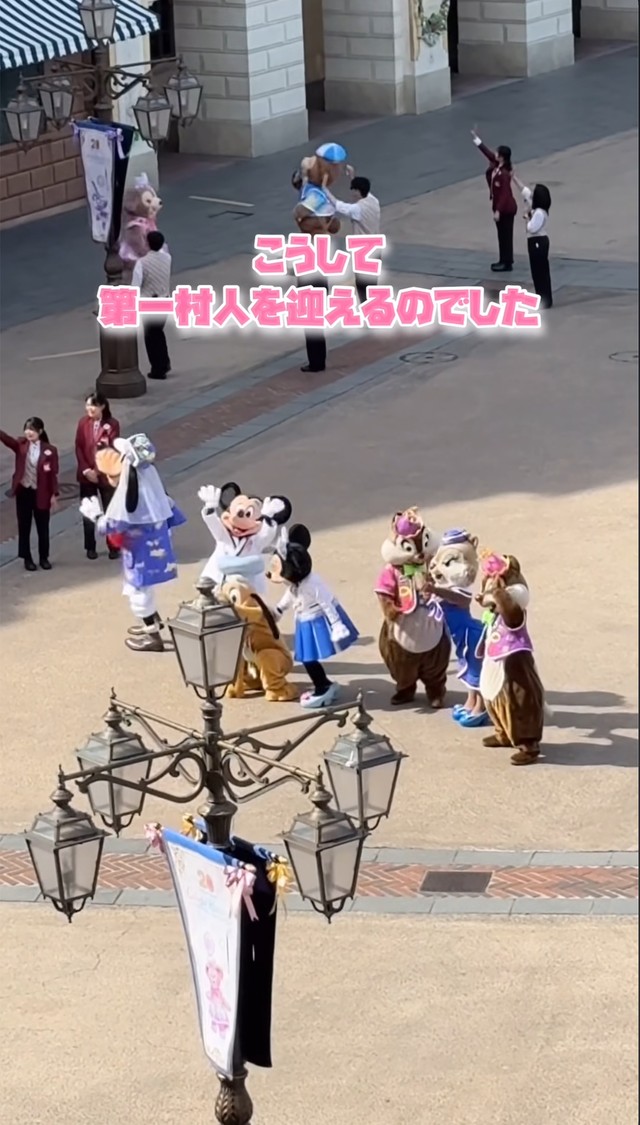 グリーティングの後、入園してくるゲストを迎えるキャラクターたち。夢の国の朝が再び動き出す／ゆっきーさん（@yuki.m.h）提供