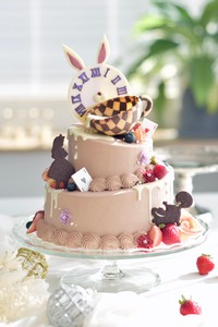 「不思議の国のクリスマス」は、デザインから考えて装飾パーツも全て作った思い入れのあるケーキです（提供：ぷんさん）