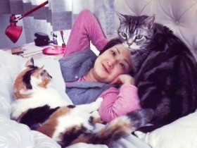 寝込む妻に寄り添うグーグー　猫には人の苦しみが伝わっている