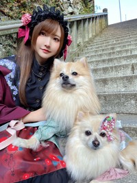 愛犬と写真に収まるすみれおじさん