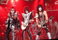 山﨑努による「必殺」のＫＩＳＳ風メークは１９７７年当時に在籍したエース・フレーリーから後任のトミー・セイヤー（写真中央）に引き継がれた「スペースマン」仕様をほうふつさせた（２０１５年撮影）