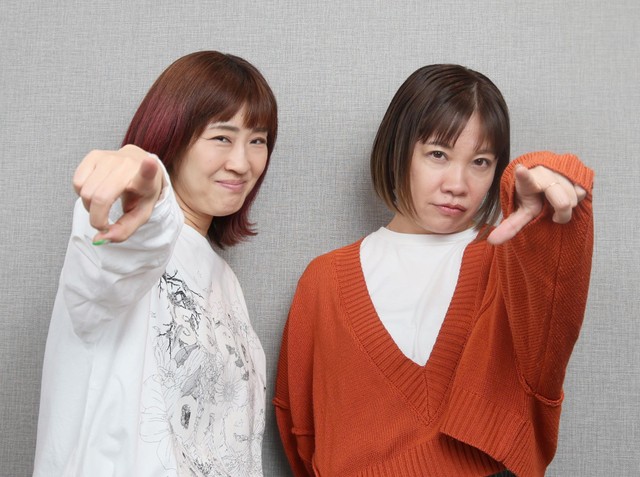 「花＊花」おのまきこ（左）、こじまいづみ＝撮影・石井剣太郎
