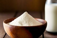 スキムミルクをちょい足し→まろやか甘めの優しい味わいに※画像はAIが作成したイメージです（nxs/stock.adobe.com）