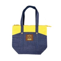 公式グッズ「保冷トートバッグ」3740円（提供）