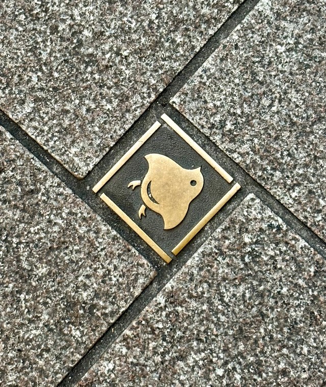 先斗町の路面に埋め込まれた千鳥プレート／mayumama（@ma_yumama）さん提供