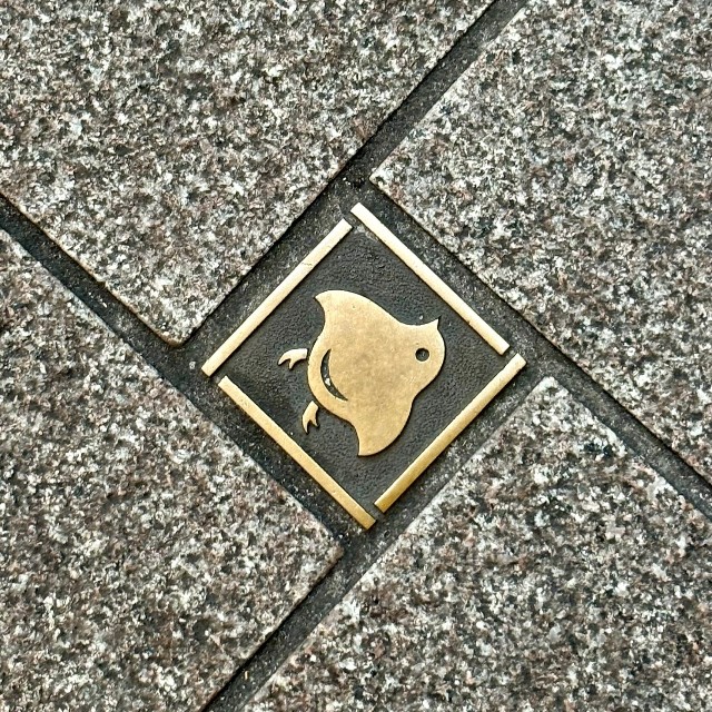 先斗町の路面に埋め込まれた千鳥プレート／mayumama（@ma_yumama）さん提供